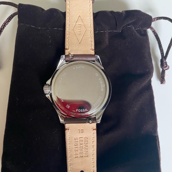 Brand new never before worn genuine leather fossil watch. - Picture 3 of 10